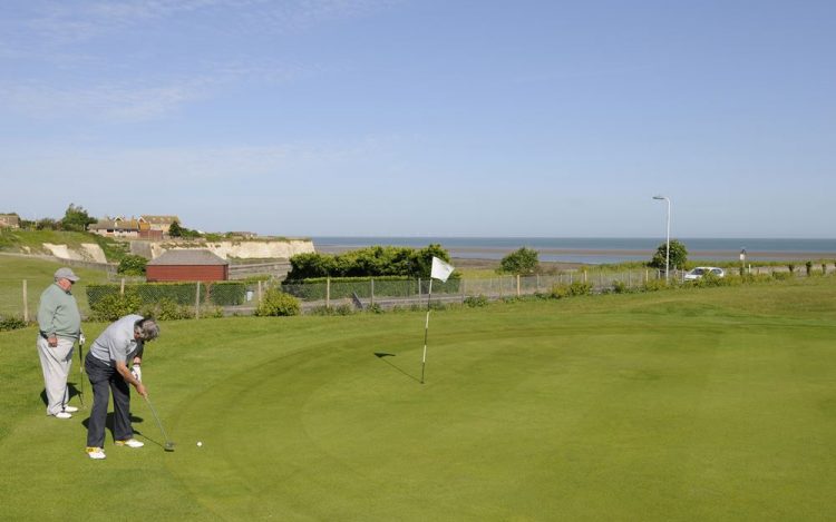 WBGC - 9TH HOLE - THE GREEN WITH SEA IN BACKGROUND AND GOLFERS 2